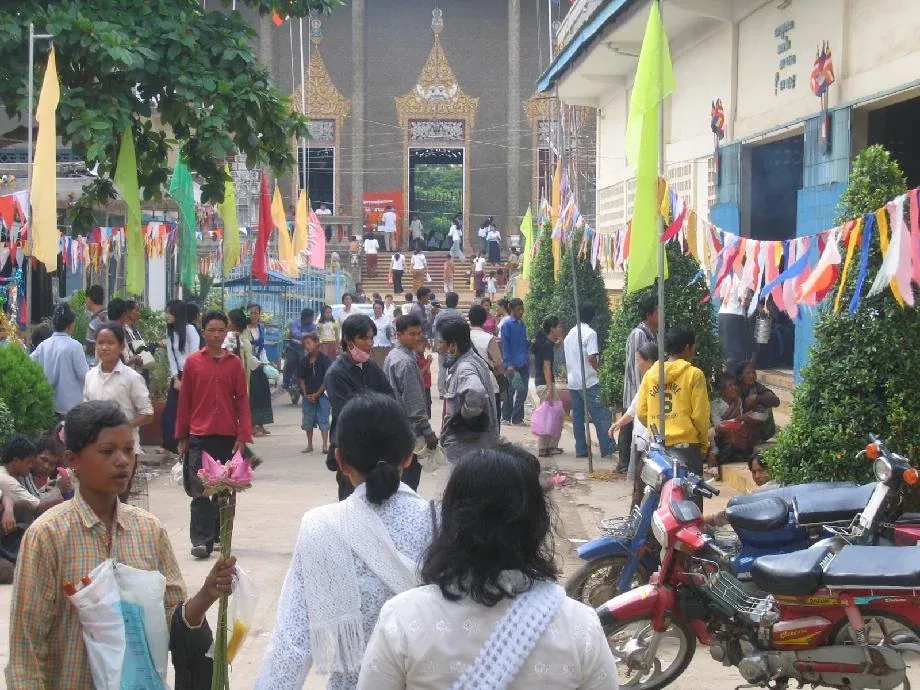 Visitors at Wat Moha Montrey during Pchum Ben, Phnom Penh, September 2005.