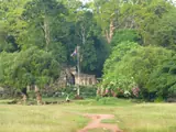 First view of Banteay Chhmar’s stone galleries