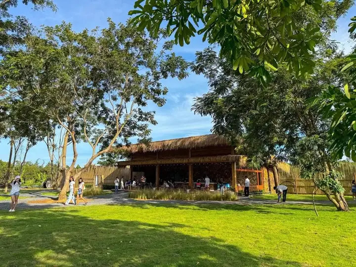 Café and landscaped garden at Valley VEHA