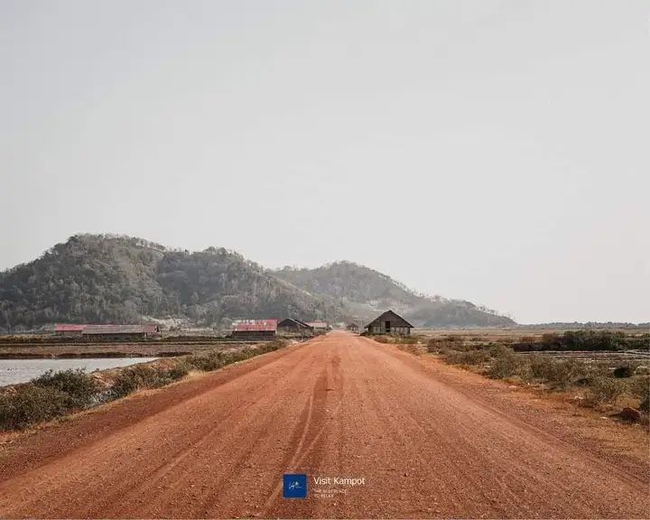Road approaching Phnom Doung