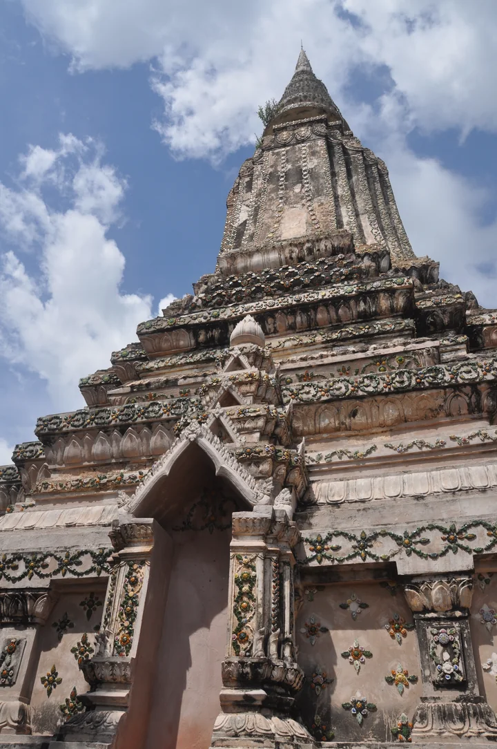 Ang Duong stupa at Oudong, photographed in 2009. Archive image; resized and converted to WebP.